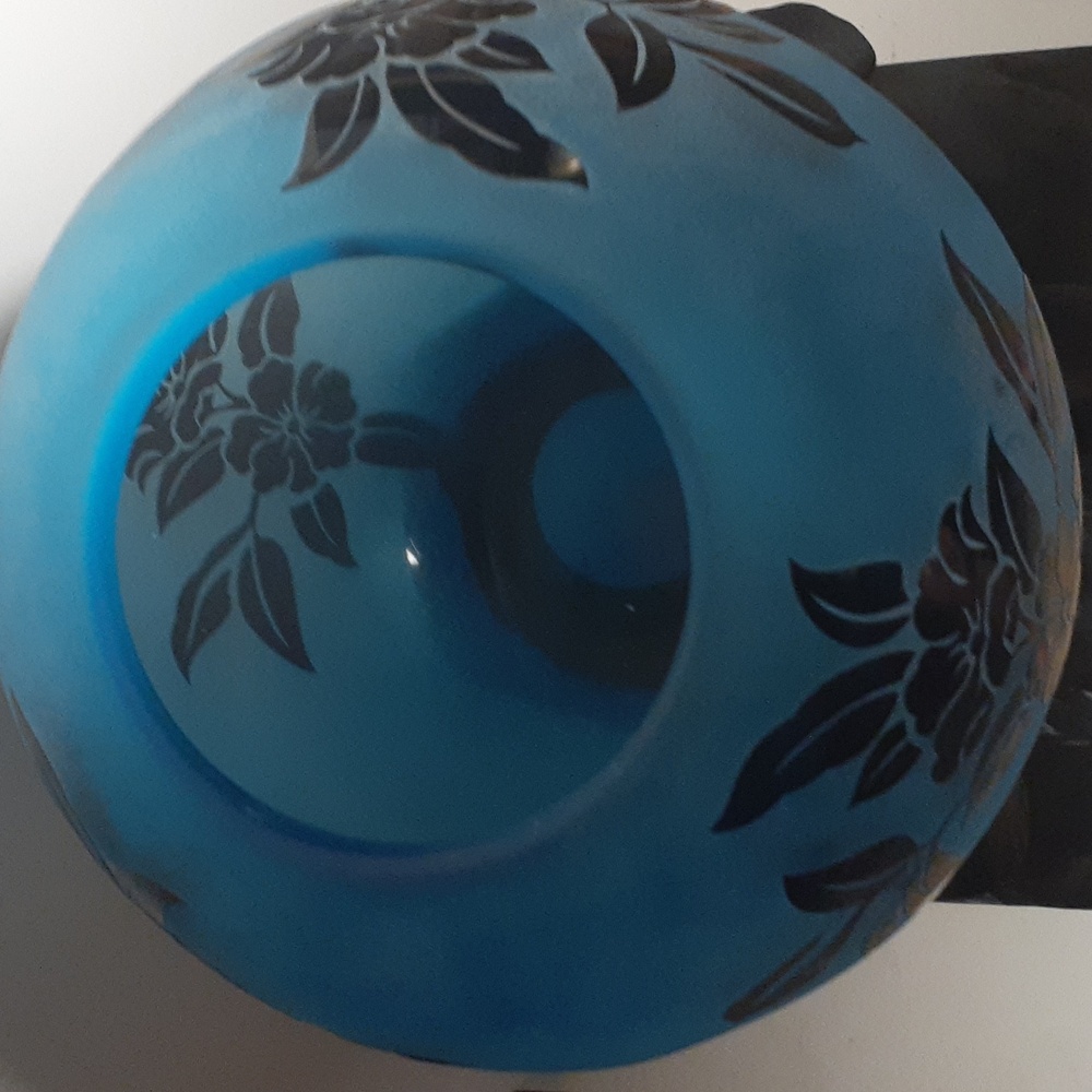 Vtg Black on frost blue acid etched cameo hand blown art glass bowl/vase - Picture 4 of 6